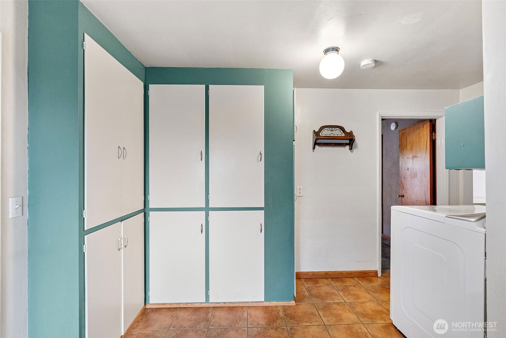 2821 Sanders Avenue Bremerton, WA 98310 - Photo 24 of 40 a view of a hallway with front door