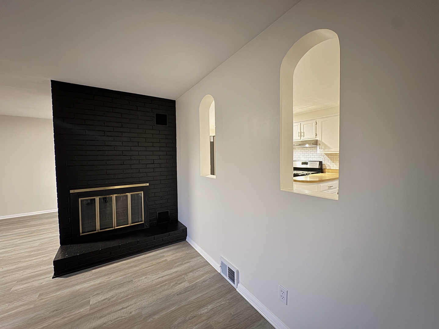 1630 Jonathan Avenue Rockford, IL 61103 - Photo 6 of 23 a view of an entryway with wooden floor
