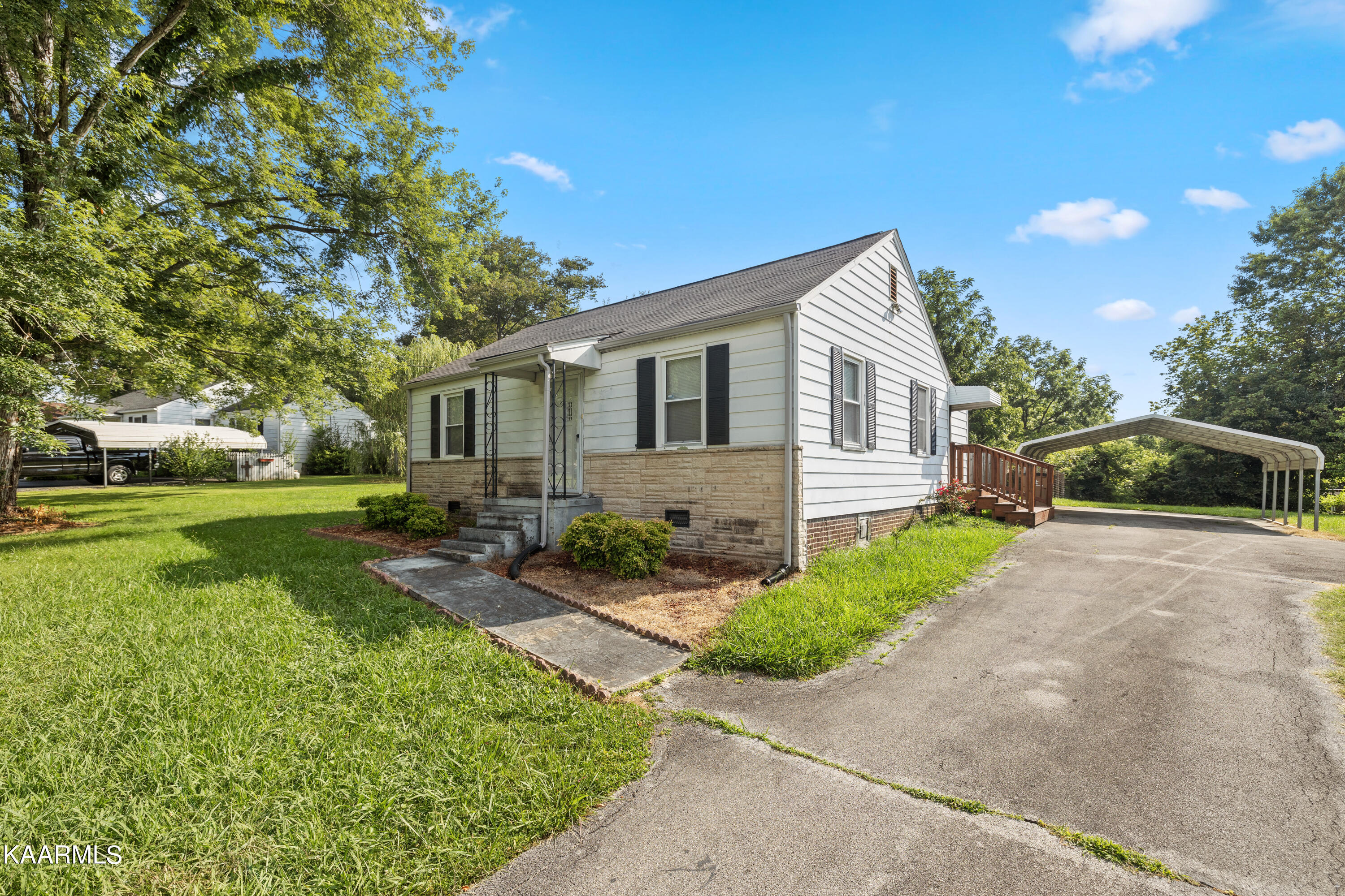 4904 Fennel Road Knoxville, TN 37912 - Photo 2 of 14 Front - Right Side