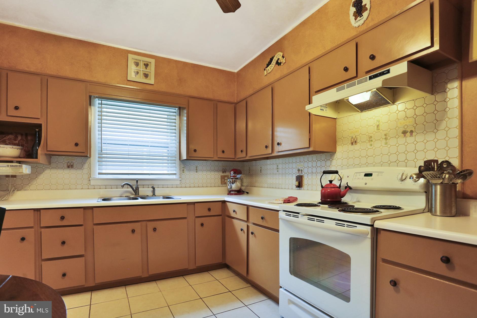 693 Mountain View Road Reading, PA 19607 - Photo 8 of 31 Large eat in kitchen too!