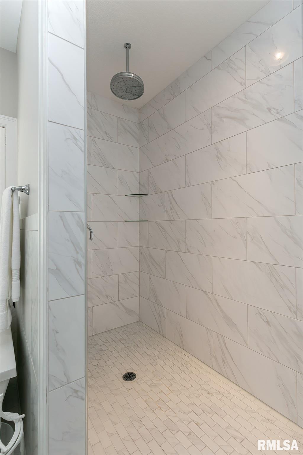 4017 Thomas Pointe Road Davenport, IA 52807 - Photo 20 of 37 Gallery Image 20