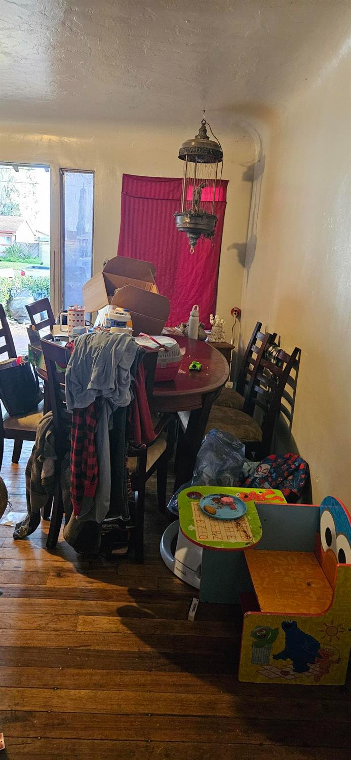 832 West 9th Street Merced, CA 95341 - Photo 7 of 44 a room with furniture and a fireplace