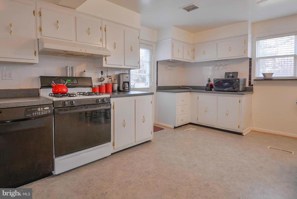 2709 Finch Street Silver Spring, MD 20902 - Photo 10 of 28 Kitchen