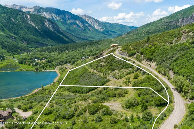 a view of a tennis court