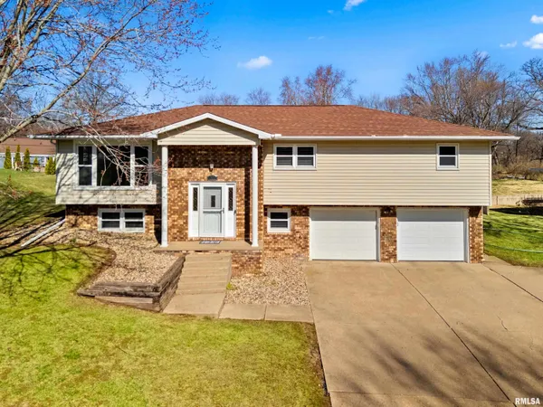 $264,900 | 203 Country Club Drive, Pekin, IL 61554