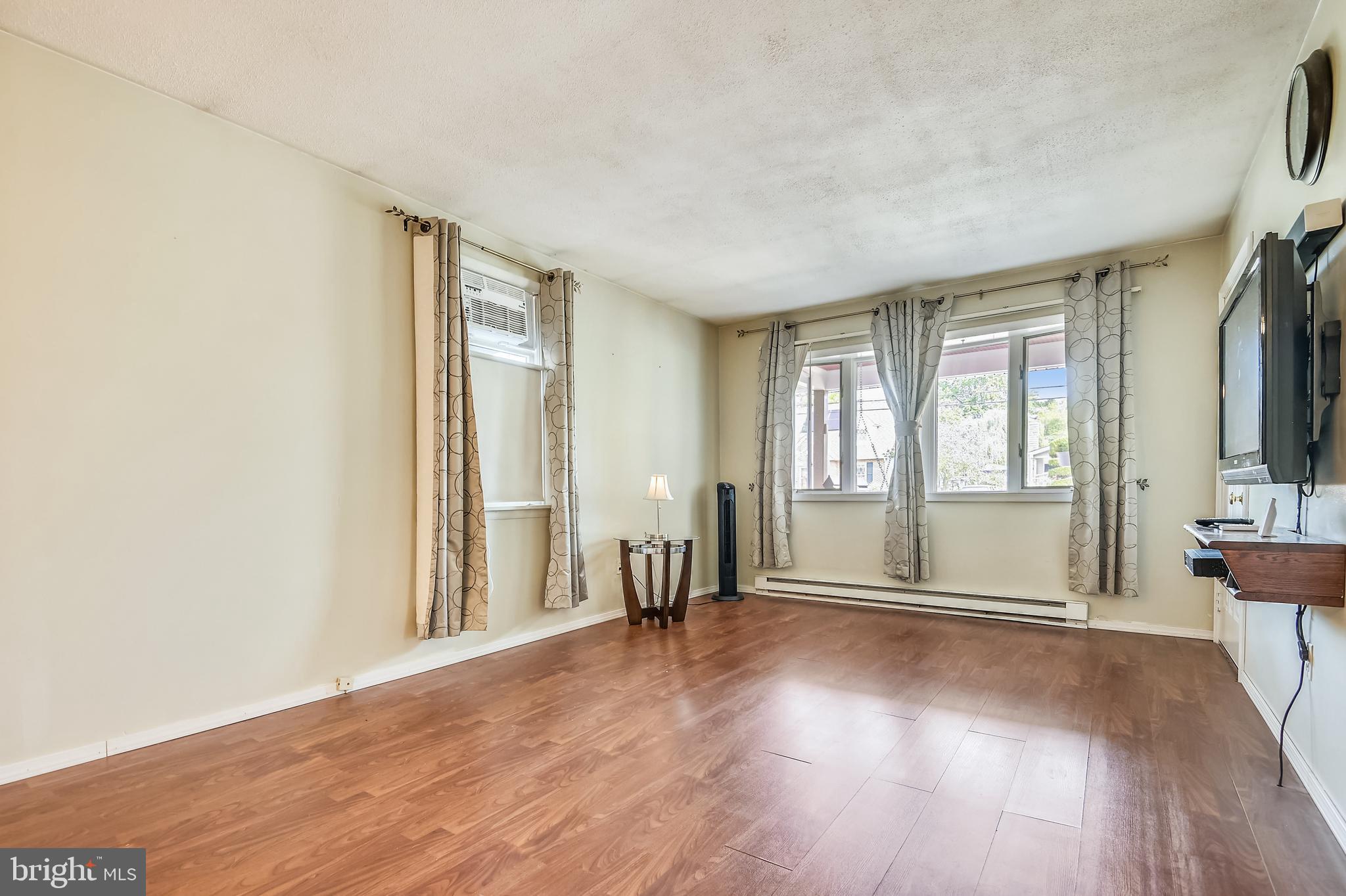 7331 Chesapeake Road Baltimore, MD 21220 - Photo 33 of 35 Living Room