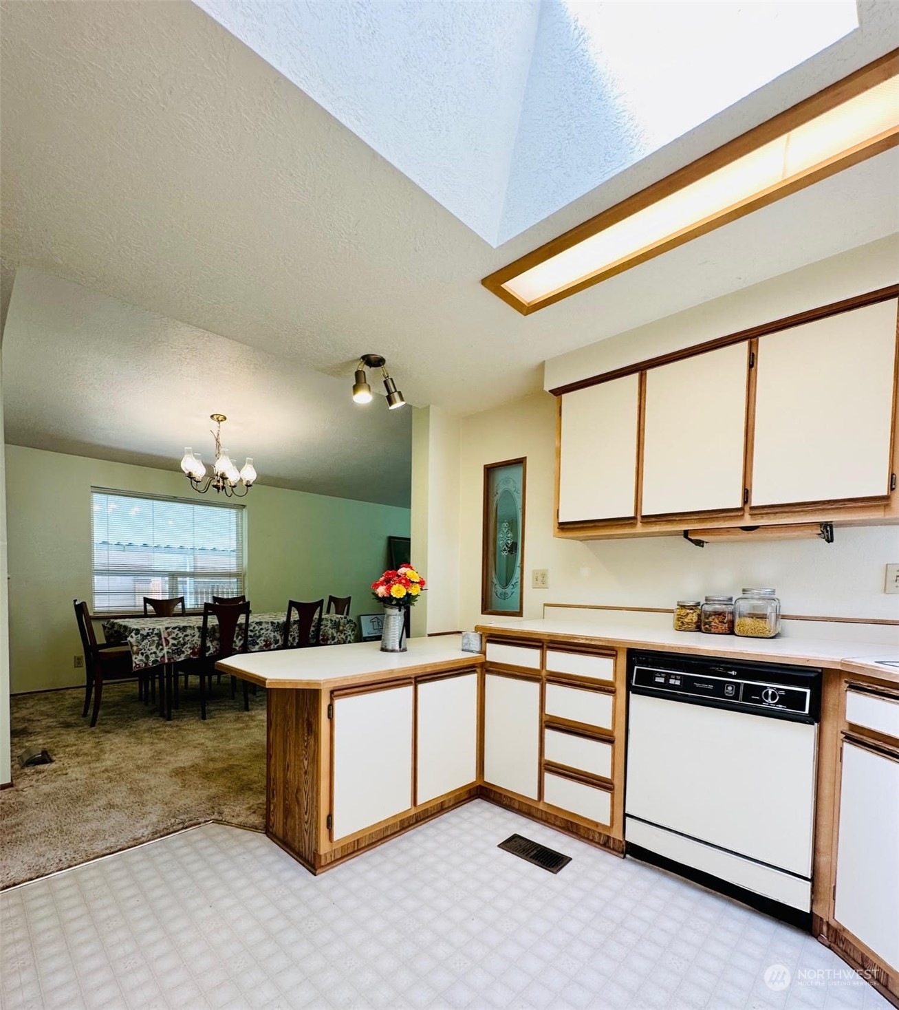 2283 Rincon Avenue, Unit 92 Enumclaw, WA 98022 - Photo 14 of 25 a kitchen that has a lot of cabinets in it