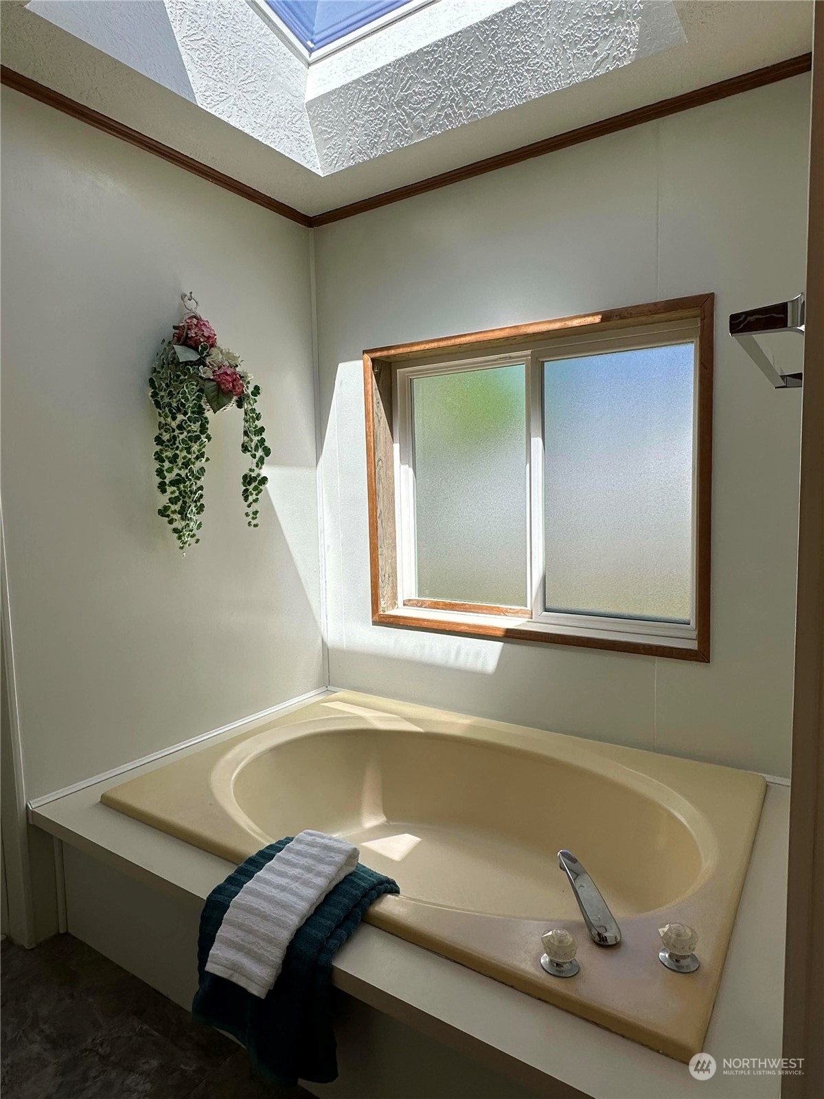 2283 Rincon Avenue, Unit 92 Enumclaw, WA 98022 - Photo 19 of 25 a bathroom with a tub and a window