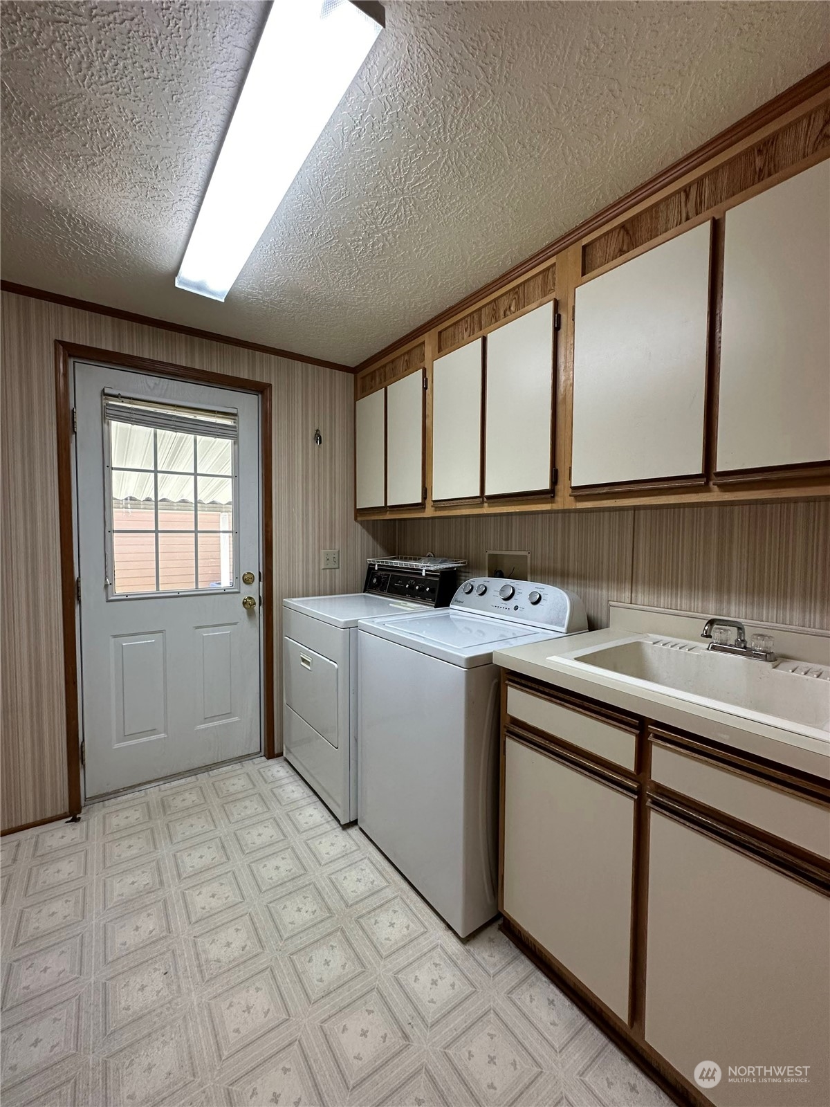 2283 Rincon Avenue, Unit 92 Enumclaw, WA 98022 - Photo 25 of 25 a view of a kitchen with a sink and cabinets