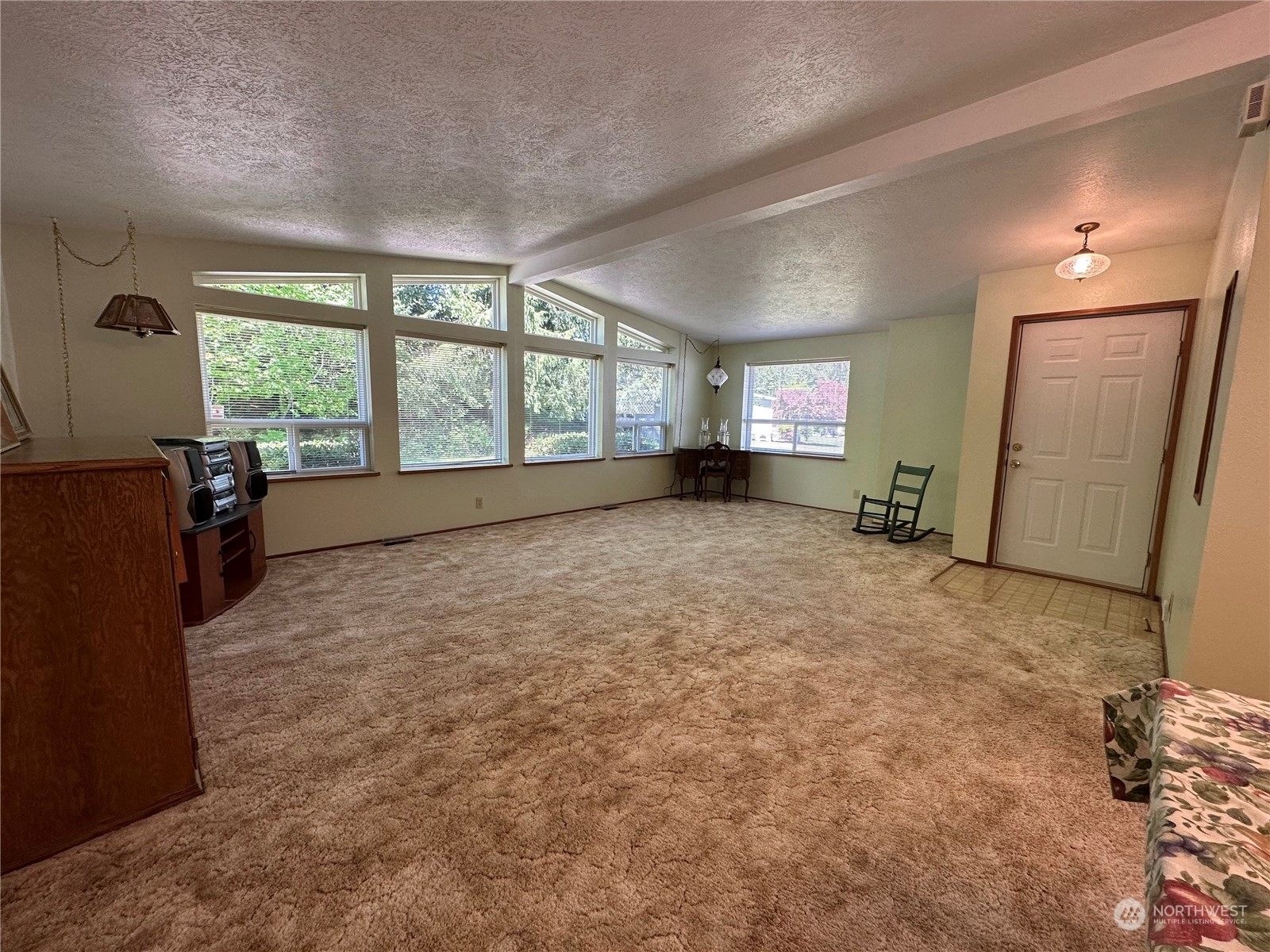 2283 Rincon Avenue, Unit 92 Enumclaw, WA 98022 - Photo 10 of 25 a big room with windows and a bath tub