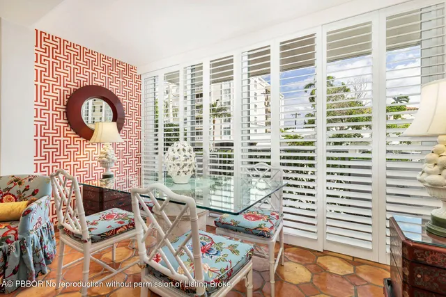 a view of entryway with outdoor seating