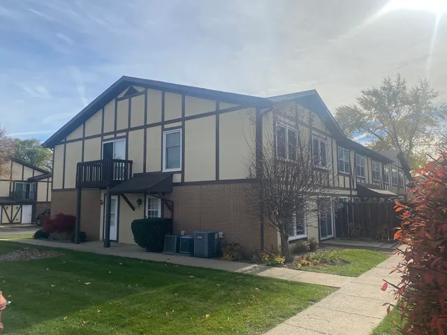 $169,900 | 404 St Johns Road, Unit C, Woodstock, IL 60098