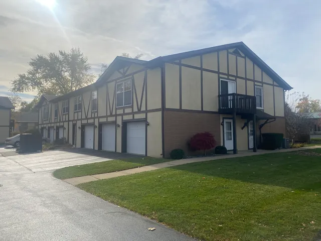 $169,900 | 404 St Johns Road, Unit C, Woodstock, IL 60098