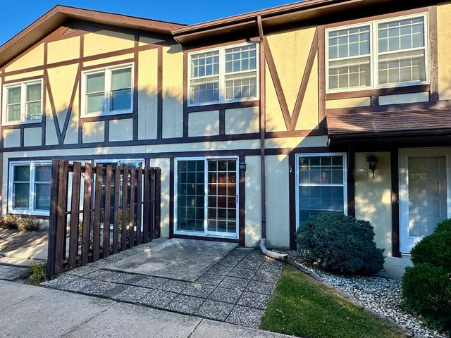 $169,900 | 404 St Johns Road, Unit C, Woodstock, IL 60098