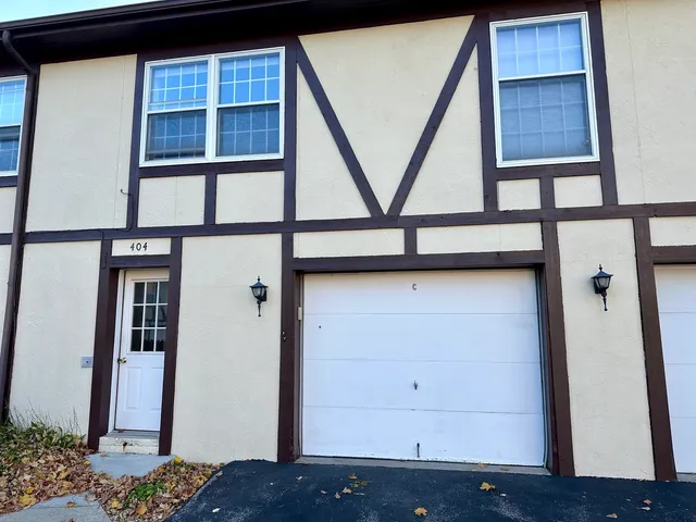 $169,900 | 404 St Johns Road, Unit C, Woodstock, IL 60098