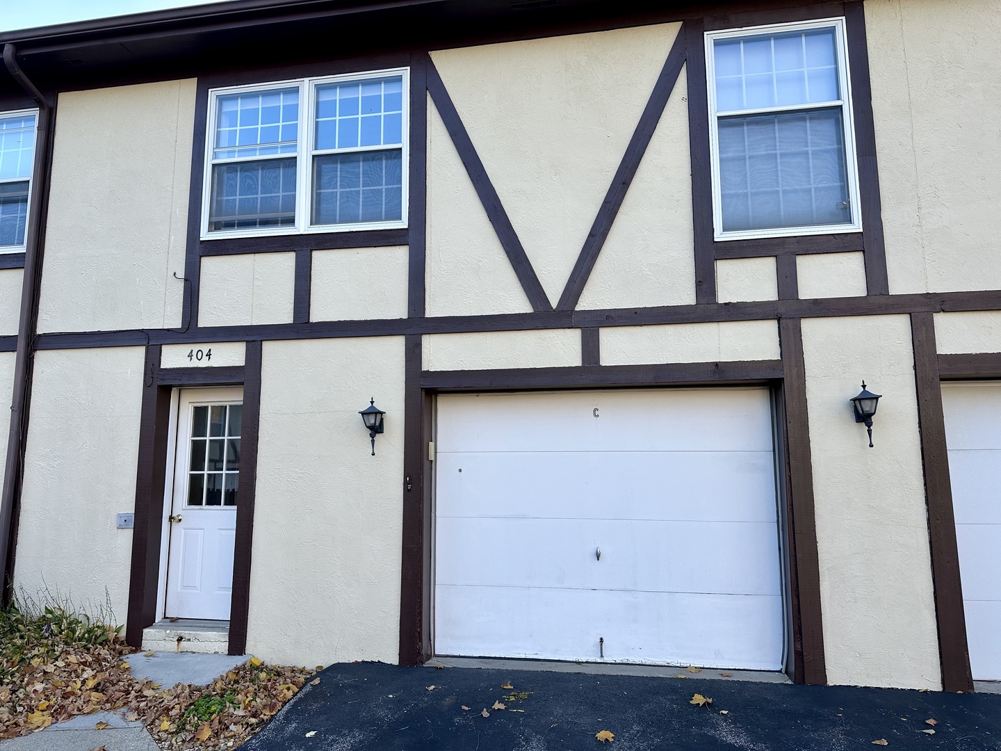 404 St Johns Road, Unit C Woodstock, IL 60098 - Photo 17 of 19 a view of an entryway