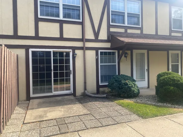 $169,900 | 404 St Johns Road, Unit C, Woodstock, IL 60098