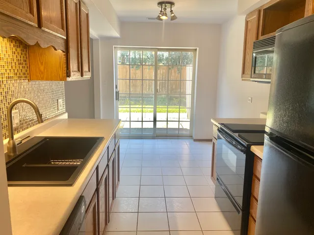 $169,900 | 404 St Johns Road, Unit C, Woodstock, IL 60098