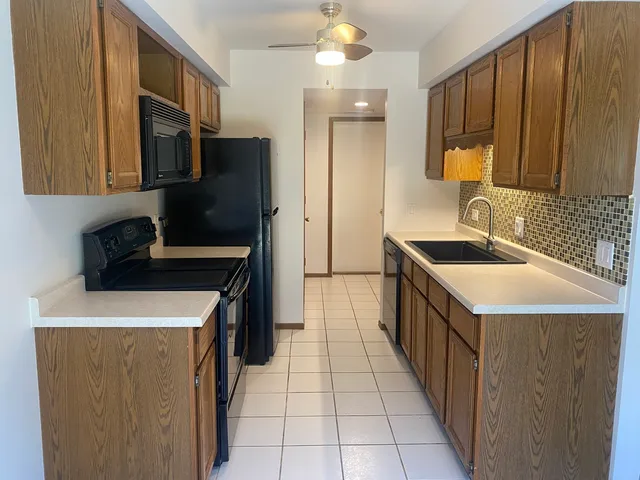 $169,900 | 404 St Johns Road, Unit C, Woodstock, IL 60098