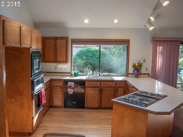 15213 Quarry Road Lake Oswego, OR 97035 - Photo 3 of 16 Kitchen