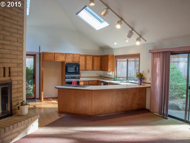 15213 Quarry Road Lake Oswego, OR 97035 - Photo 5 of 16 Kitchen/Living Room