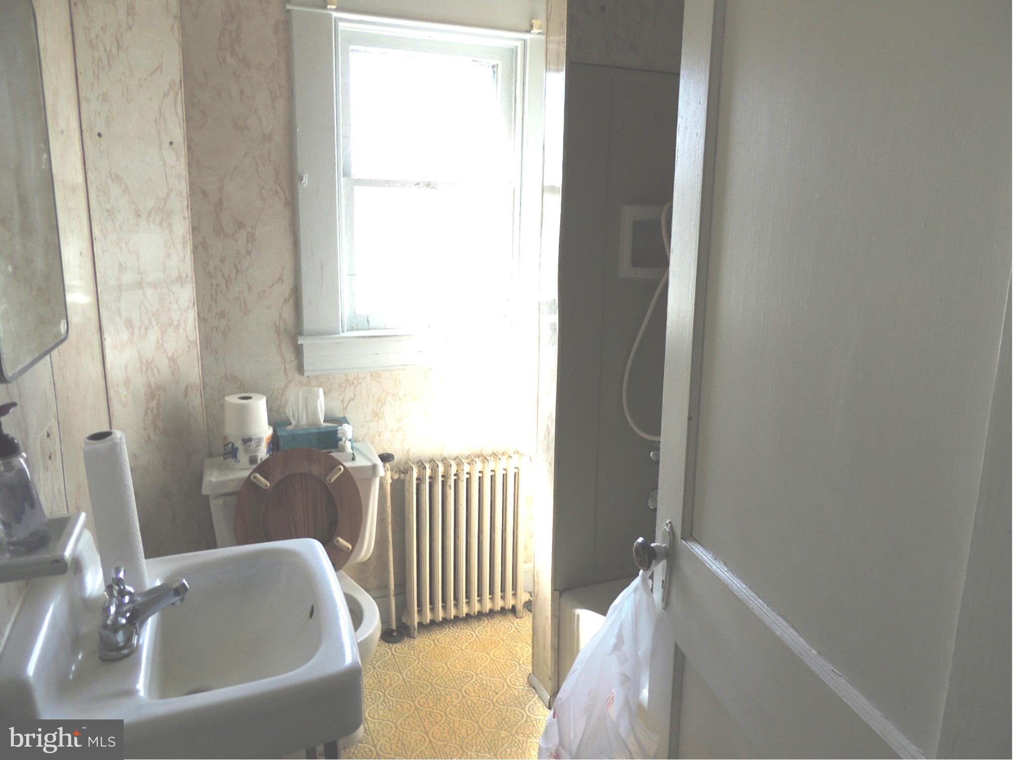 2124 Oak Road Baltimore, MD 21219 - Photo 10 of 20 a bathroom with a tub