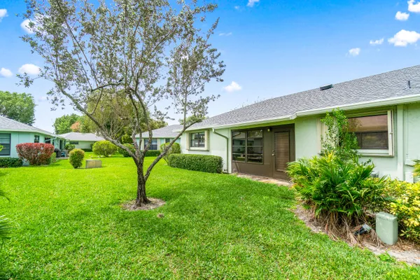 a view of a yard in front of house
