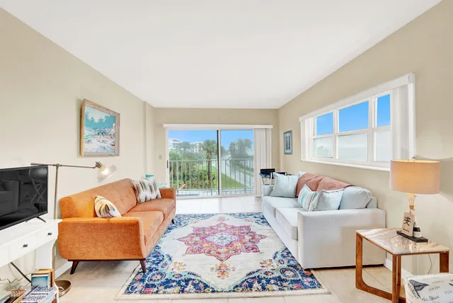 $325,000 | 3030 South Ocean Boulevard, Unit 332, Palm Beach, FL 33480