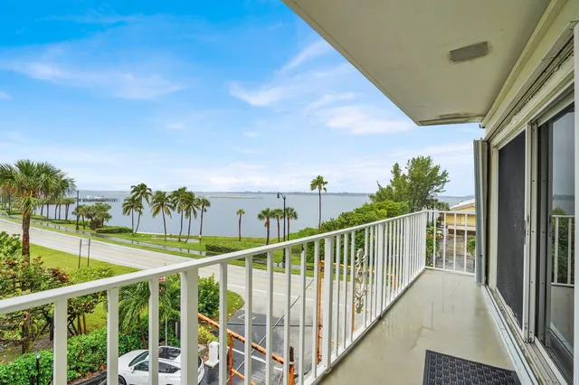 $325,000 | 3030 South Ocean Boulevard, Unit 332, Palm Beach, FL 33480