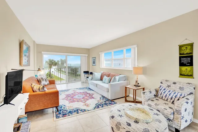$325,000 | 3030 South Ocean Boulevard, Unit 332, Palm Beach, FL 33480