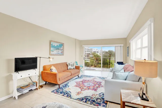 $325,000 | 3030 South Ocean Boulevard, Unit 332, Palm Beach, FL 33480