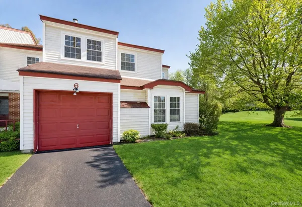 $515,000 | 6 Georgian Court, Coram, NY 11727