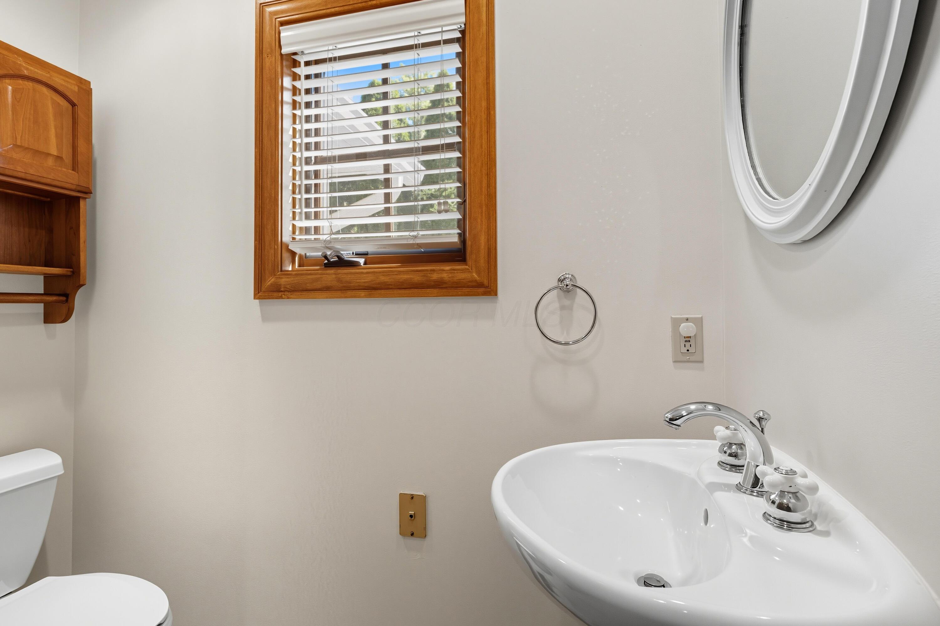 2197 Sheringham Road Columbus, OH 43220 - Photo 27 of 78 Main Level Full Bathroom