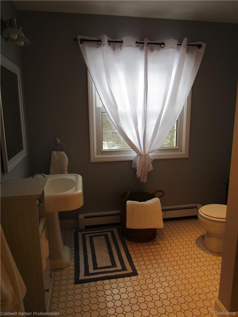 8405 Holcomb Road Clarkston, MI 48348 - Photo 42 of 52 SECOND FLOOR BATHROOM