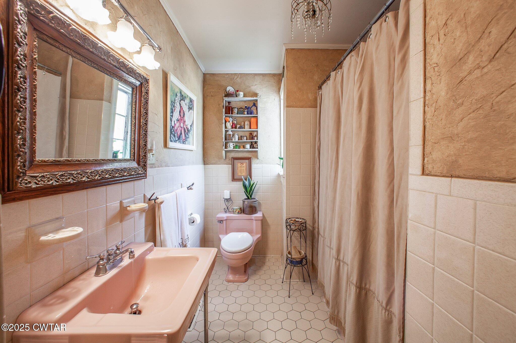 302 Walnut Street Jackson, TN 38301 - Photo 20 of 38 a bathroom with a sink a toilet and shower