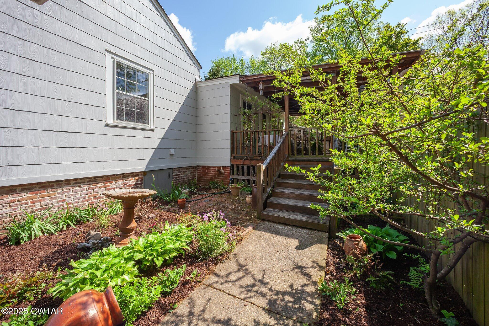 302 Walnut Street Jackson, TN 38301 - Photo 38 of 38 a pathway of a house with wooden fence