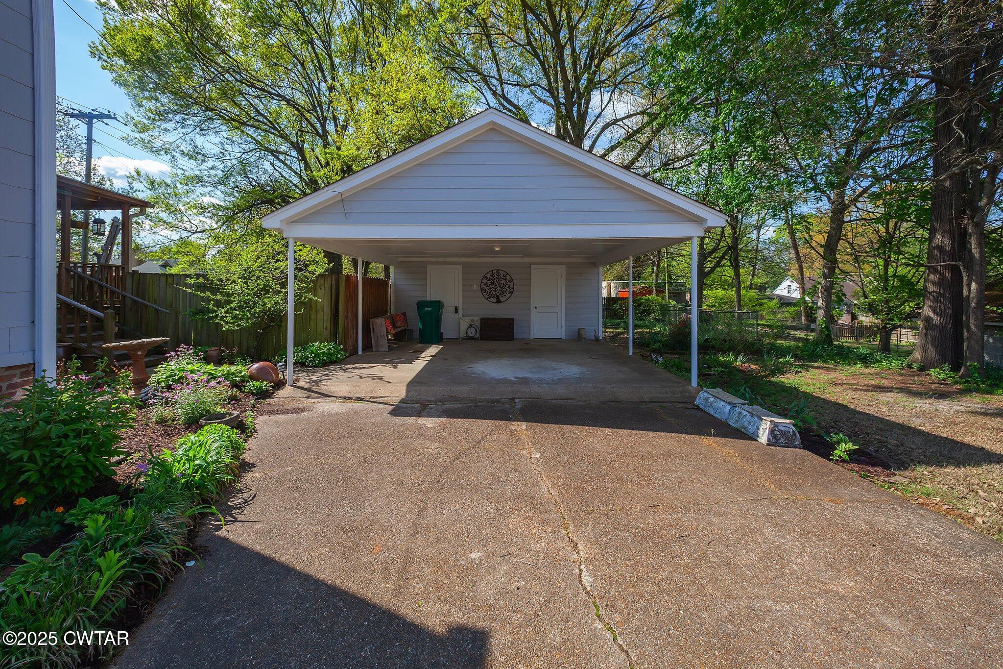 302 Walnut Street Jackson, TN 38301 - Photo 4 of 38 a front view of a house with garden