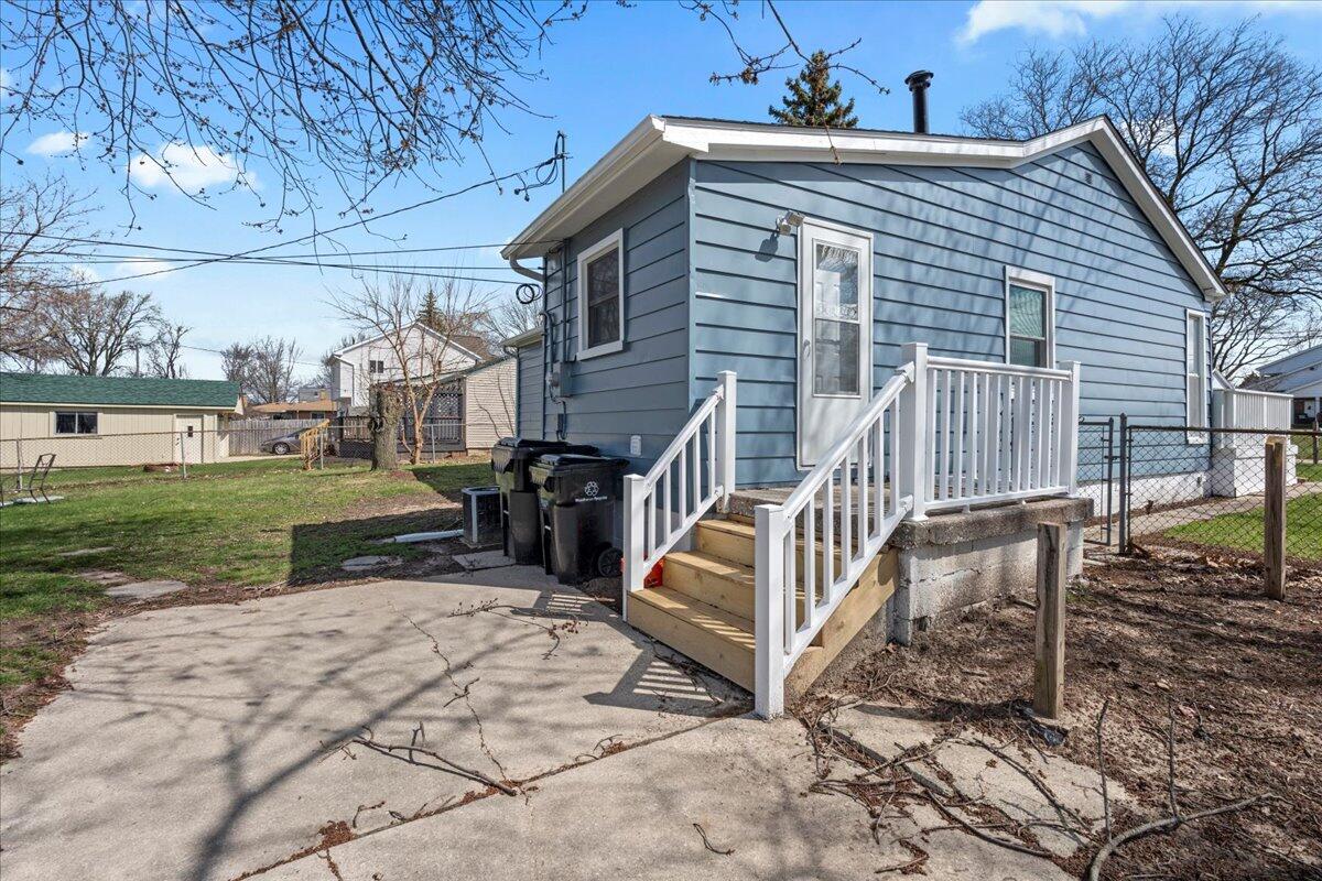 25260 Reeck Road Trenton, MI 48183 - Photo 9 of 10 24-25620-Reeck-23