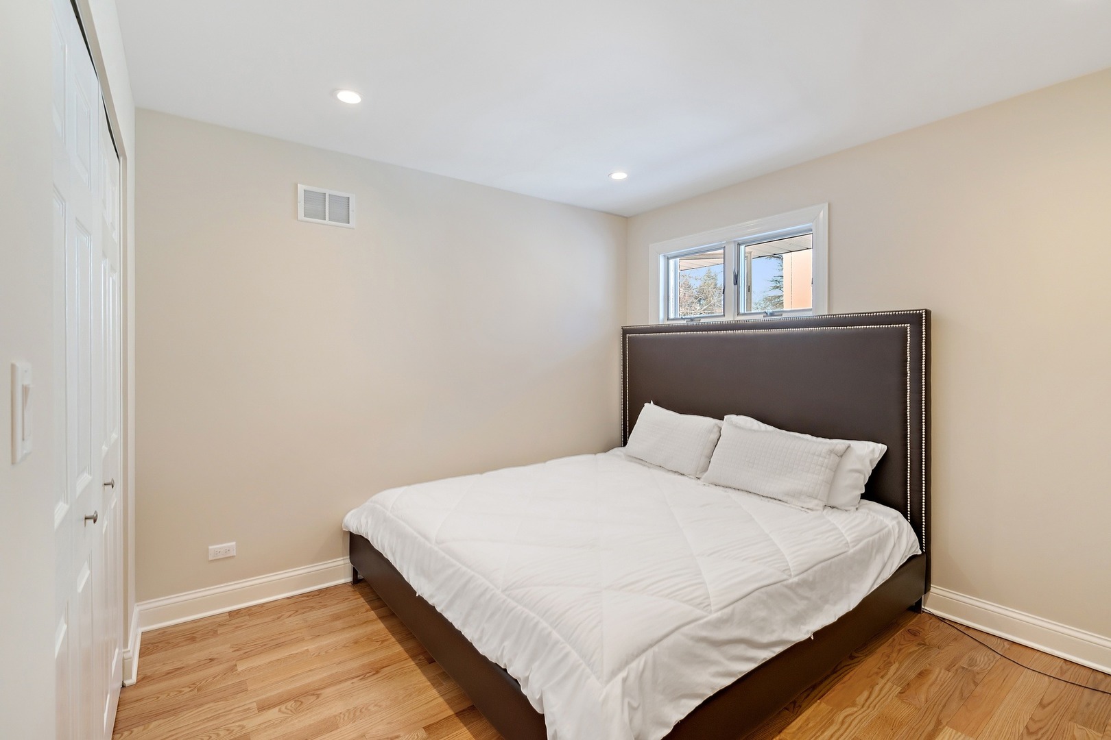11 Pine Tree Road Northbrook, IL 60062 - Photo 14 of 27 a bedroom with a bed and a night stand