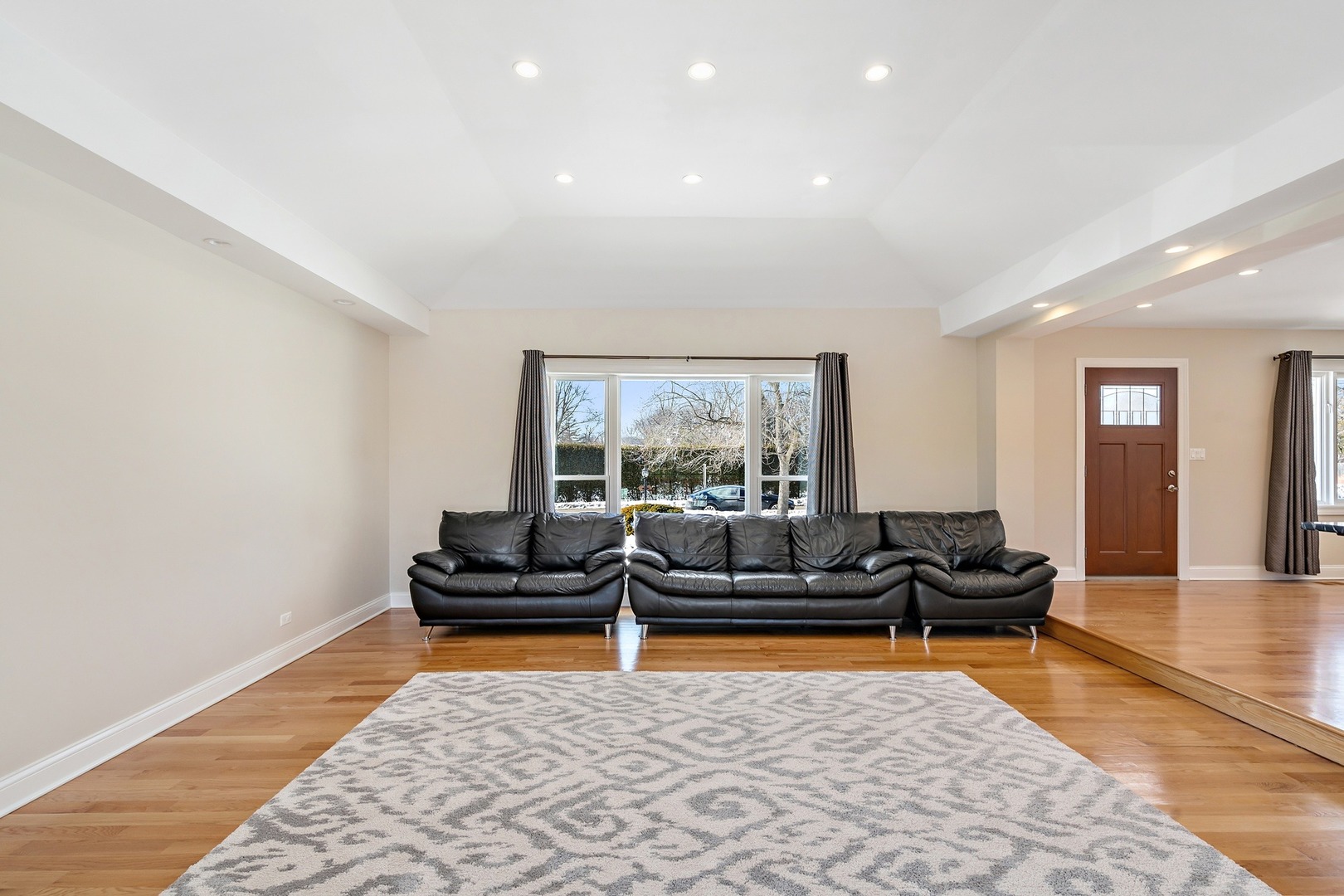 11 Pine Tree Road Northbrook, IL 60062 - Photo 4 of 27 a living room with furniture and floor to ceiling window
