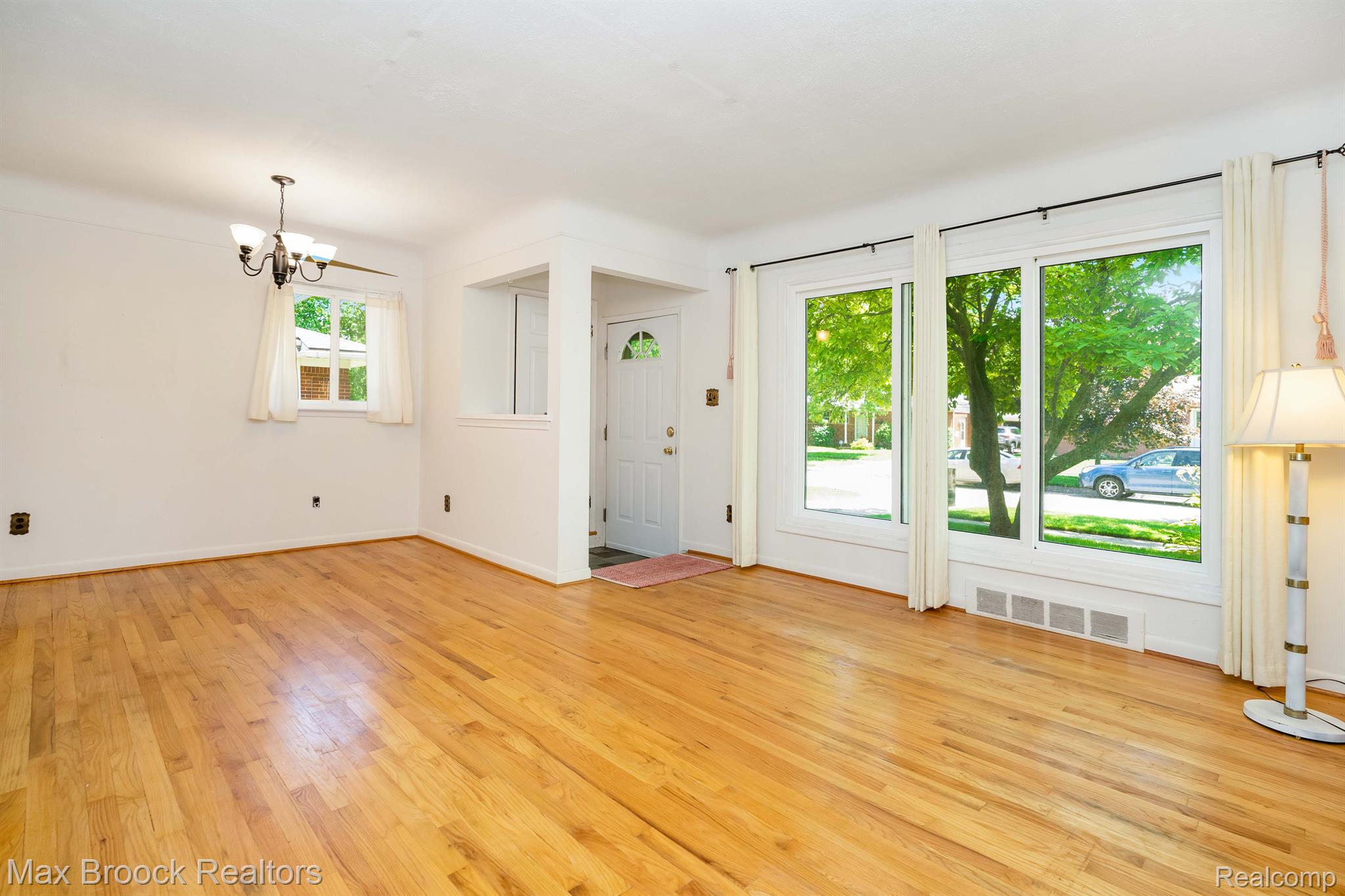 35411 Rutherford Street Clinton Township, MI 48035 - Photo 6 of 26 Living room and dining area
