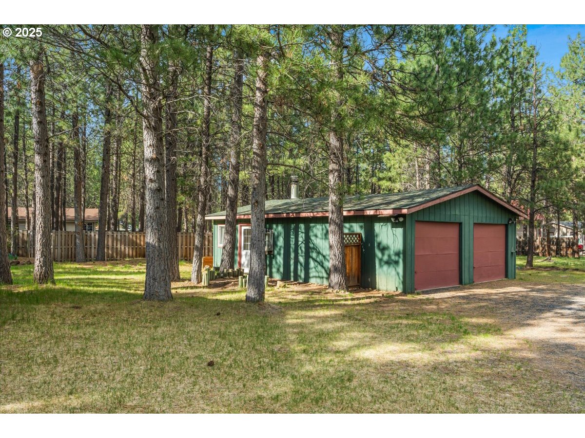 14674 Bluegrass Loop Sisters, OR 97759 - Photo 17 of 23