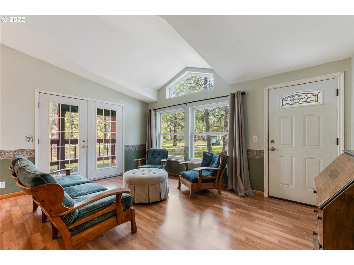 14674 Bluegrass Loop Sisters, OR 97759 - Photo 3 of 23