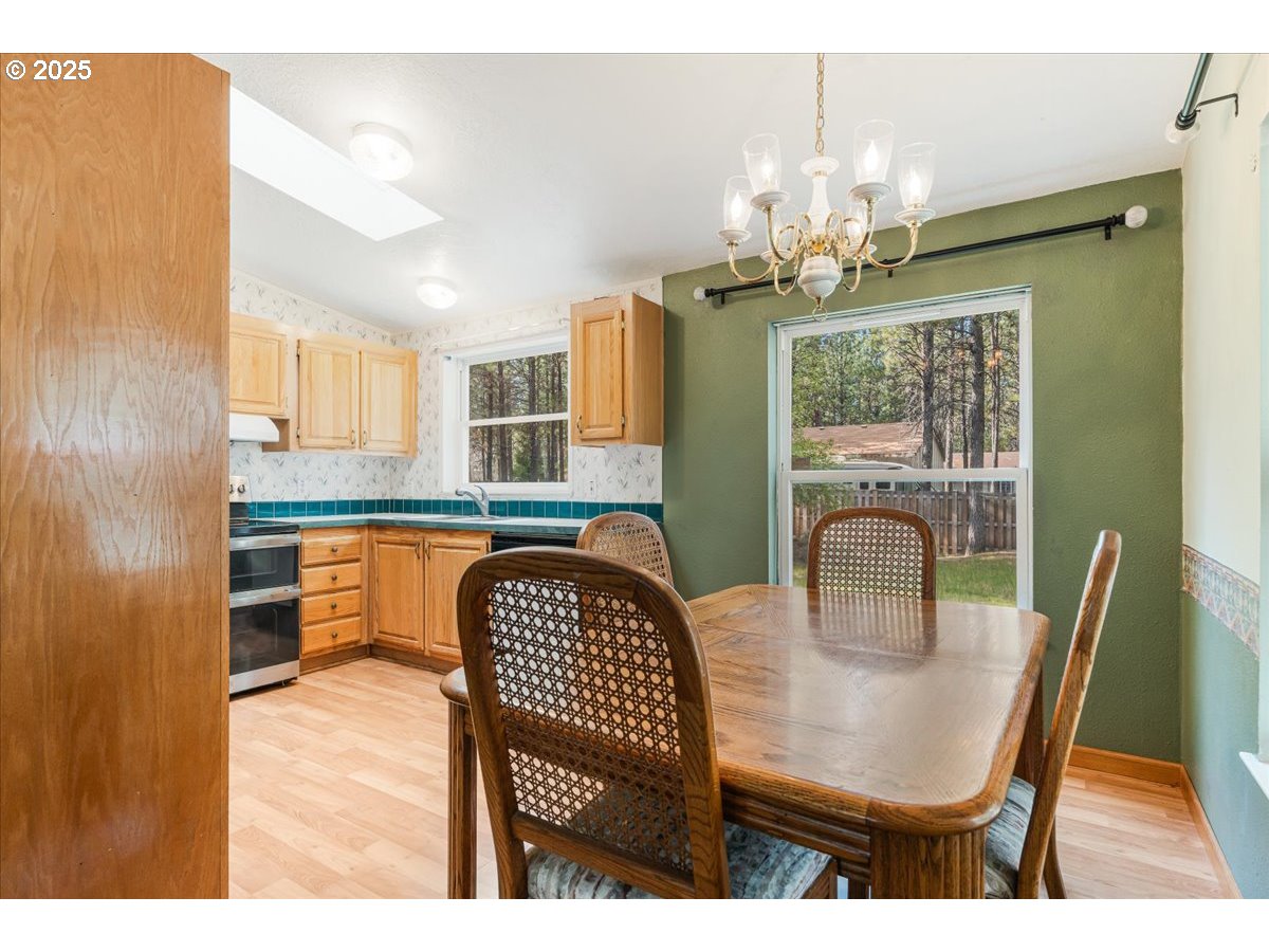 14674 Bluegrass Loop Sisters, OR 97759 - Photo 6 of 23