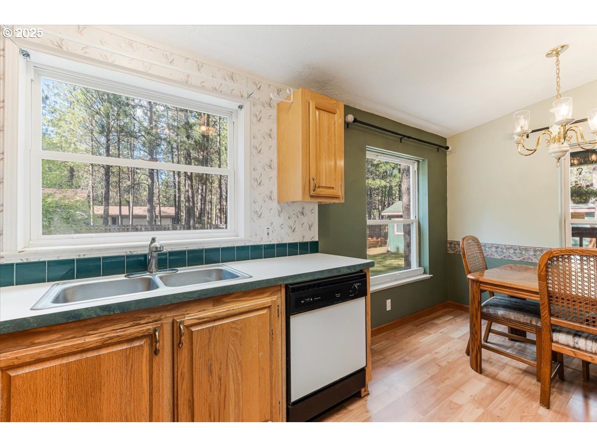 14674 Bluegrass Loop Sisters, OR 97759 - Photo 8 of 23