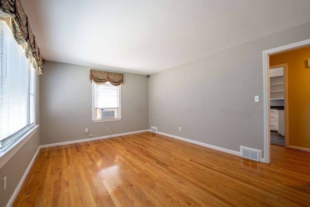 216 Dwight Road Springfield, MA 01108 - Photo 7 of 38