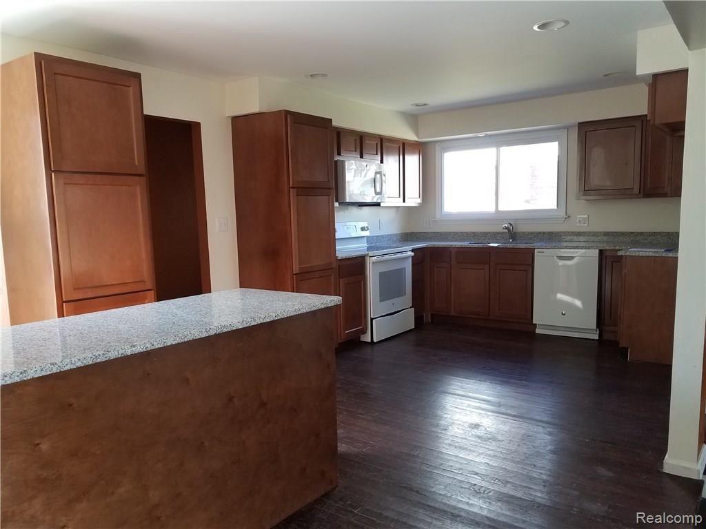 21320 Andover Road Southfield, MI 48076 - Photo 9 of 28 20170311_105528.jpg