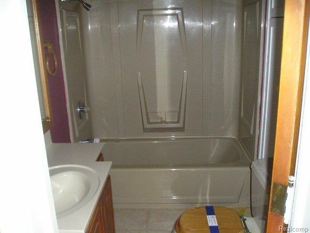 2375 Jones Road Waterford, MI 48327 - Photo 3 of 9 Bath