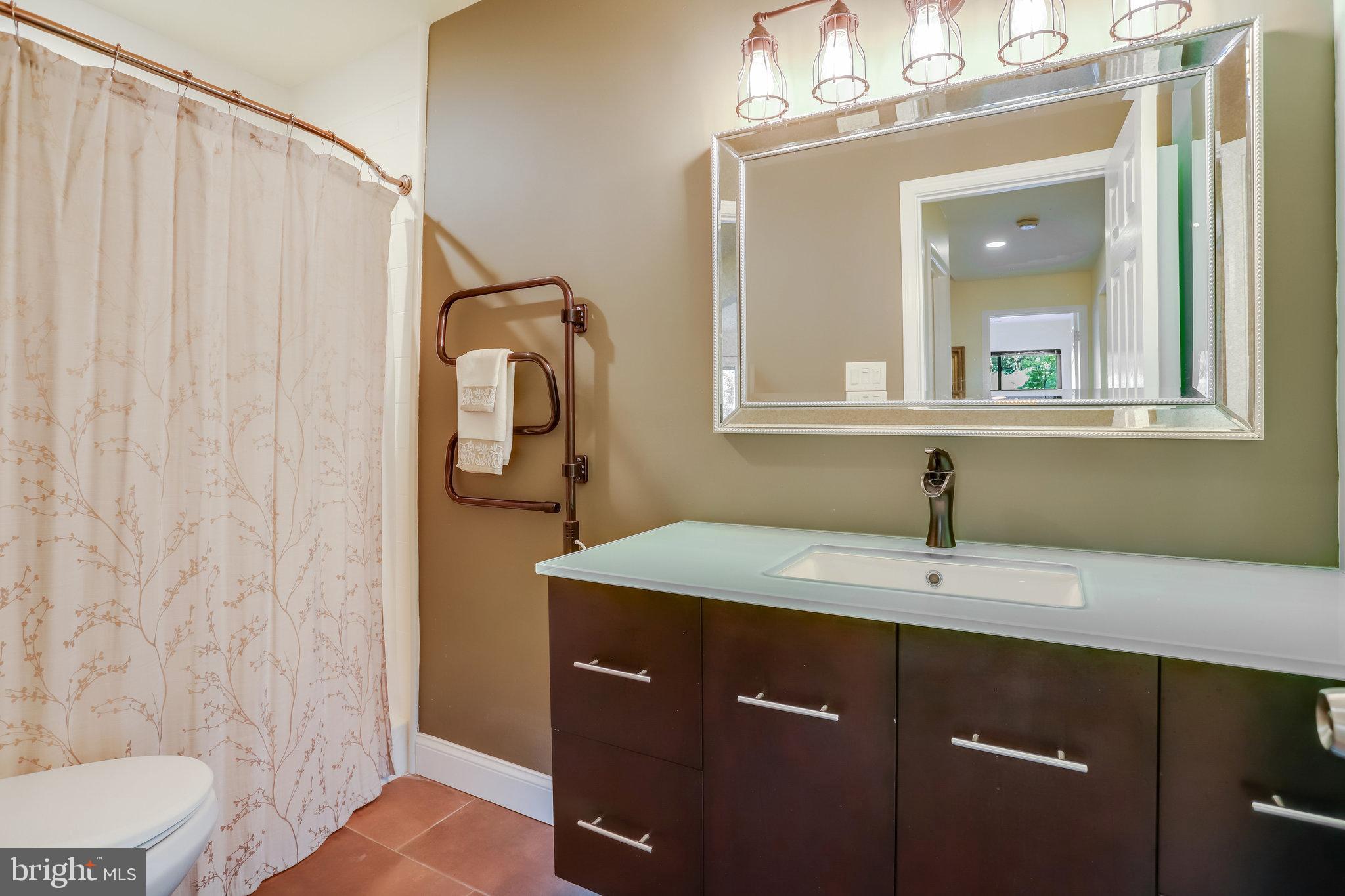 11724 Newbridge Court Reston, VA 20191 - Photo 35 of 61 Guest bathroom