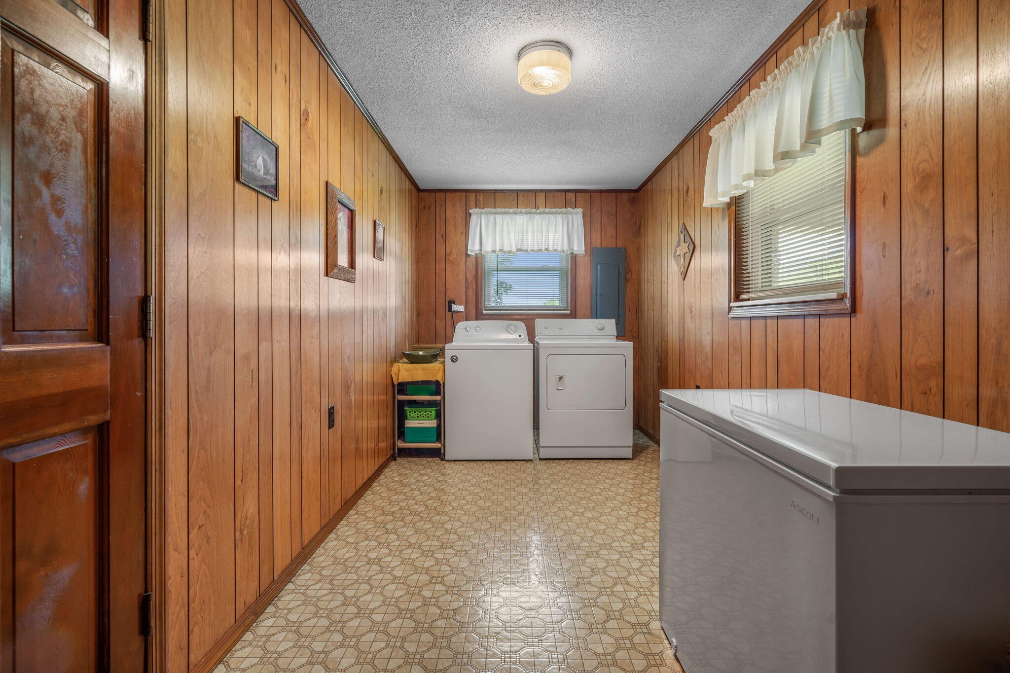 415 Parksville Road Benton, TN 37307 - Photo 7 of 34 a utility room with dryer and washer